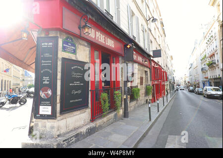 Au pere Louis è un tradizionale caffè francese nel 6 ° arrondissement di Parigi, Francia. Foto Stock