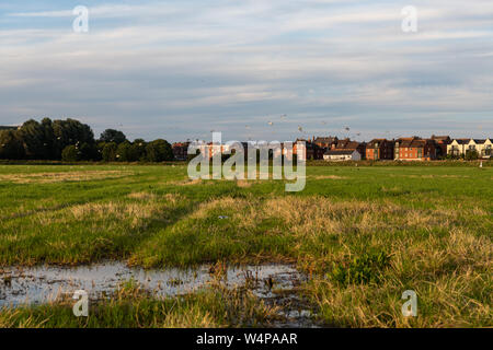 Severn prosciutto floodplain opposta Abbazia Tewksbury dove il fiume Avon incontra il fiume Severn. Foto Stock