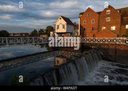 Severn prosciutto floodplain opposta Abbazia Tewksbury dove il fiume Avon incontra il fiume Severn. Foto Stock