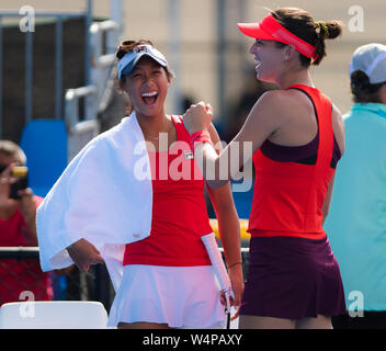 Priscilla Hon dell Australia & Ajla Tomljanovic dell Australia giocando raddoppia al 2019 Sydney International WTA Premier torneo di tennis Foto Stock