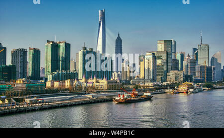 Avvicinando il grattacielo city centre di Shanghai sul fiume Huangpu a Sunrise. Foto Stock