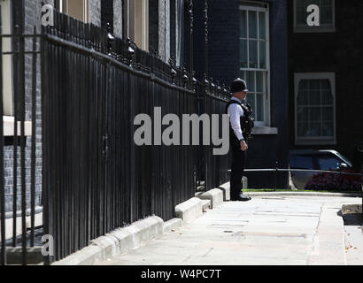 Londra, Regno Unito. Il 24 luglio, 2019. Un poliziotto si erge al di fuori del numero 10 di Downing Street il giorno che Boris Johnson subentra come nuovo Primo Ministro al numero 10 di Downing Street, Londra, il 24 luglio 2019 Credit: Paolo Marriott/Alamy Live News Foto Stock