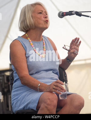 Kate Adie in conversazione con Richard Osgood - Larmer Tree festival Foto Stock