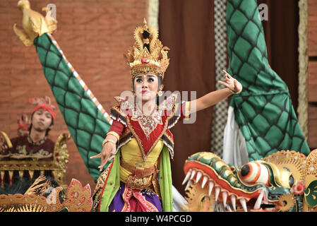 Bali, Indonesia - 24 maggio 2017: donna balinese eseguire Garuda Wisnu danza in arte e cultura evento in Garuda Wisnu Kencana parco culturale di Bali Foto Stock