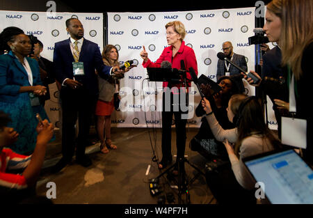 Detroit, Michigan, Stati Uniti d'America. Il 24 luglio, 2019. Il senatore Elizabeth Warren risponde alle domande dei media durante il 2020 Forum presidenziale presso il centodecimo NAACP Convenzione Nazionale. Credito: Brian Cahn/ZUMA filo/Alamy Live News Foto Stock