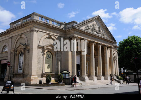 Il Corn Exchange, Abbeygate Street, Bury St Edmunds Suffolk, ha un frontone decorativo in cima all'edificio ornato con figure che rappresentano Foto Stock