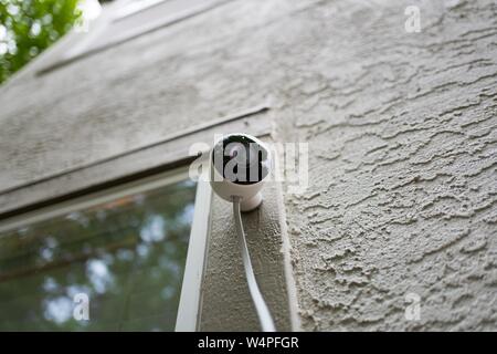 Basso angolo di visualizzazione esterna nido impermeabile home videocamera di sorveglianza da parte di Google Inc installata in una casa intelligente a San Ramon, California, 21 agosto 2018. () Foto Stock