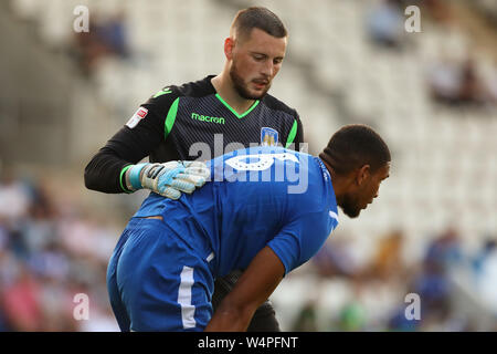 Ethan Ross di Colchester Regno controlli su Omar Sowunmi dopo una caduta imbarazzante - Colchester Regno v Charlton Athletic, Pre-Season Friendly, JobServe Comunità Stadium, Colchester - 23 Luglio 2019 Foto Stock