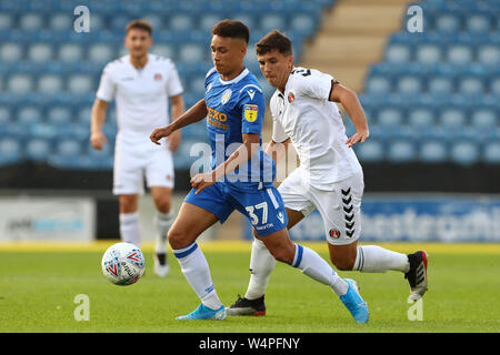Andre Hasanally di Colchester United e Albie Morgan di Charlton Athletic - Colchester Regno v Charlton Athletic, Pre-Season Friendly, JobServe Comunità Stadium, Colchester - 23 Luglio 2019 Foto Stock