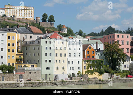 Edifici presso la banca del fiume Inn, Passau, Bassa Baviera, Baviera, Germania Foto Stock