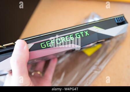 Nuova Nvidia 1070 GTX elaborazione grafica (GPU), Aka scheda grafica, nella mano di un uomo durante le procedure di ispezione prima dell'installazione in un cryptocurrency calcolatore di data mining per l estrazione mineraria Bitcoin alternative, San Ramon, California, 28 agosto 2018. () Foto Stock
