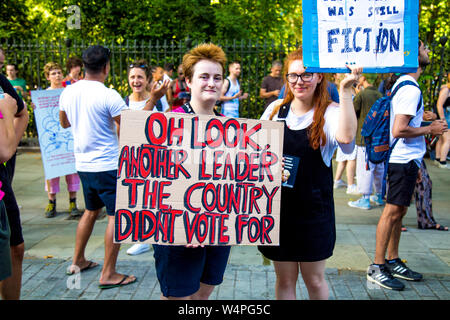 24 Luglio 2019 - Fck govt fck Boris protestare contro Boris Johnson assumendo la posizione di primo ministro, Russell Square, London, Regno Unito Foto Stock