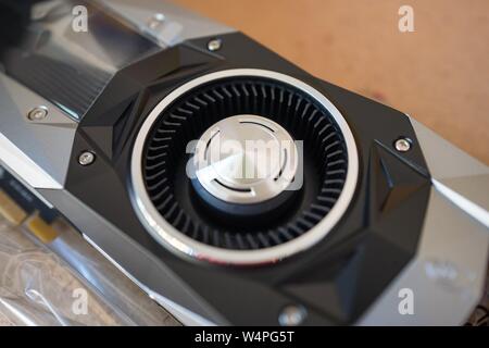 Nuova Nvidia 1070 GTX elaborazione grafica (GPU), Aka scheda grafica, close-up di ventola di raffreddamento prima dell'installazione in un cryptocurrency calcolatore di data mining per l estrazione mineraria Bitcoin alternative, San Ramon, California, 28 agosto 2018. () Foto Stock