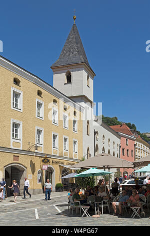 Rindermarkt (mercato del bestiame) con chiesa St. Johann am Spital, Passau, Bassa Baviera, Baviera, Germania Foto Stock