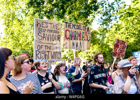 24 Luglio 2019 - Fck govt fck Boris protestare contro Boris Johnson assumendo la posizione di primo ministro, Russell Square, London, Regno Unito Foto Stock