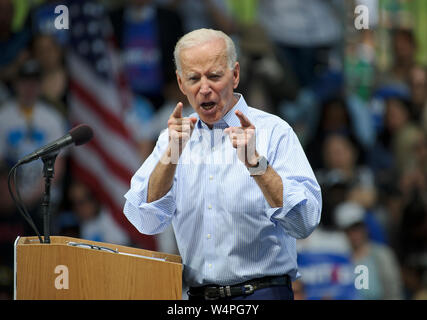 2020 Il candidato presidenziale Joe Biden appare durante la sua campagna di lancio al Eakins ovale in Philadelphia, Pennsylvania. Foto Stock