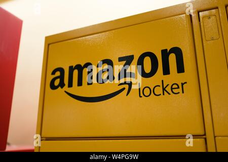 Close-up di logo giallo su Amazon locker, che consenta la fornitura di pacchetti di Amazon senza un indirizzo fisico, Dublino, California, 30 agosto 2018. () Foto Stock