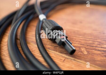 Close-up di standard di settore MC4 connettore, parte di una zona residenziale solare fotovoltaico installazione in San Ramon, California, 10 settembre 2018. () Foto Stock