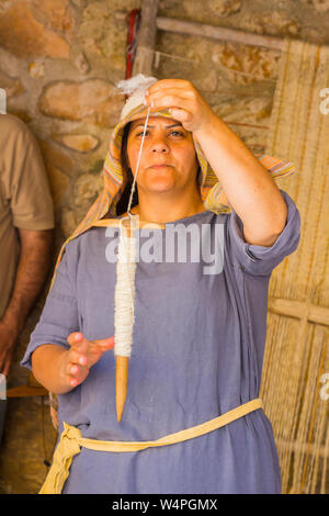 5 Maggio 2018 Una giovane donna prima dimostrazione pratica del primo secolo lana rendendo in interactive Nazareth Museo in Israele Foto Stock