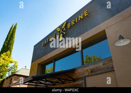 Close-up del logo sulla facciata del raffinato ristorante sandwich Batch e salamoia a Lafayette, California, 10 settembre 2018. () Foto Stock