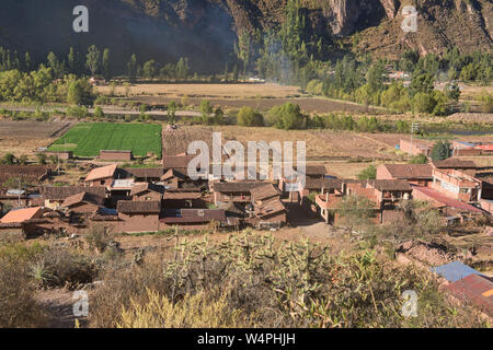 Tradizionale in rosso di tetti di tegole nella Valle di Urubamba, Perù Foto Stock