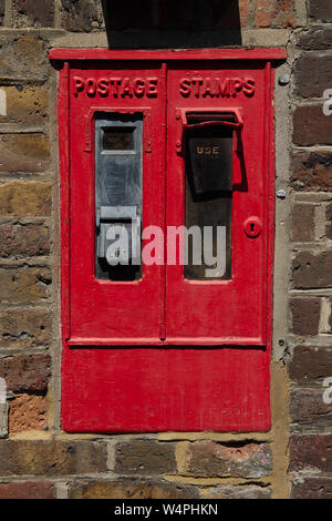 Un vecchio francobollo erogatore in Sun chiudere Eton High Street, Windsor Berkshire, Regno Unito. 23 Luglio, 2019. Credito: Maureen McLean/Alamy Foto Stock