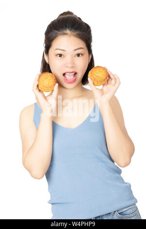 Bella donna cinese vestito in abiti casual tenendo una torta della luna il cibo tradizionale della vacanza cinese di metà autunno Festival isolate su un Foto Stock