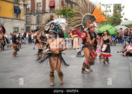 Aztec ballerini (concheros) di eseguire la danza rituale al Zocalo, Città del Messico, CDMX, Messico. Giu 2019 Foto Stock