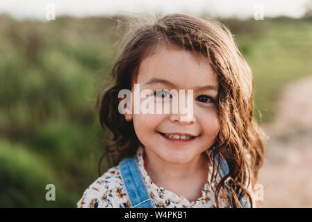 Ritratto di giovani studenti in età ragazza con occhi marroni sorridente in telecamera Foto Stock