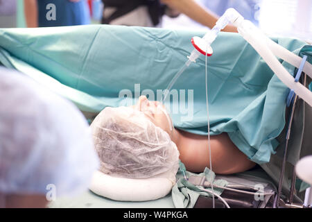 Paziente sul tavolo operazione get intubazione Foto Stock