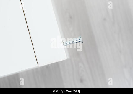 Vite allentata in mobili / Concetto di pericolo Foto Stock