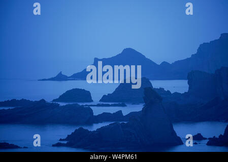 Robusto Clifs in Hartland Quay su Waveless Mattina presto Foto Stock