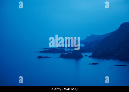 Robusto Clifs in Hartland Quay su Waveless Mattina presto Foto Stock