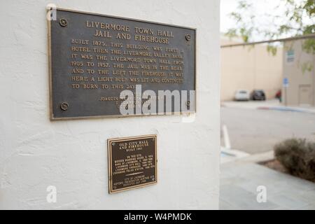 Marcatore di storico per la Livermore Town Hall, il carcere e la Firehouse, costruito originariamente nel 1875, nel centro cittadino di Livermore, California, il 3 ottobre 2018. () Foto Stock