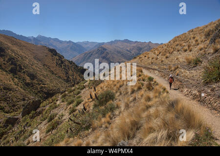 Il Trekking parte dell'originale Inca Trail per le rovine di Huchuy Qosqo, Valle Sacra, Perù Foto Stock