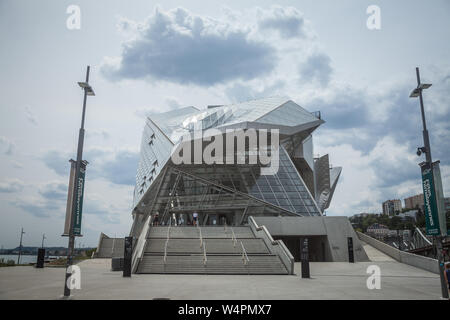 Lione, Francia - Luglio 18, 2019: Musee des Confluences museo durante un pomeriggio nuvoloso. Si tratta di una nuova open science center e il Museo di antropologia, una LAN Foto Stock