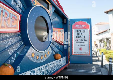 Interno del Tesoro Amazon carrello mobile pop-up store gestito da Amazon come parte della perfezione del Amazon programma, parcheggiata in uno sviluppo per lo shopping al Marina del Rey quartiere di Los Angeles, California, 20 ottobre 2018. () Foto Stock