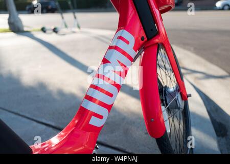 Close-up del logo su dockless bicicletta elettrica dalla condivisione dell'economia azienda Jump, un affiliato di Uber Inc, parcheggiato su una strada in Marina Del Rey quartiere di Los Angeles, California, 21 ottobre 2018. () Foto Stock