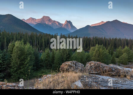 Vista in lontananza il Monte Lougheed in Alberta, Canad Foto Stock
