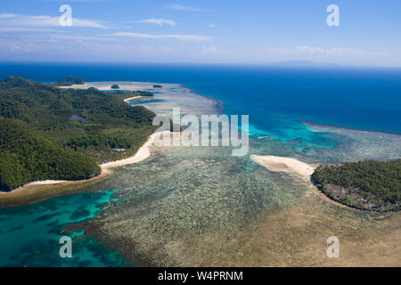 Riprese aeree prese con un drone di Kangbangyo isola e isola Kawhagan,Siargao Island,Filippine. Foto Stock