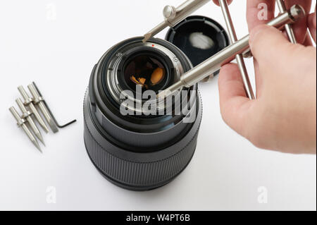 Lente di apertura per la pulizia con lo strumento chiave isolato Foto Stock