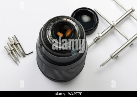 Lente pulita dopo il servizio con strumenti su sfondo bianco Foto Stock