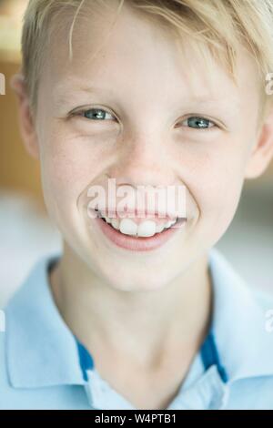 Il ragazzo, 10 anni, bionda, guarda nella telecamera, sorrisi, Germania Foto Stock