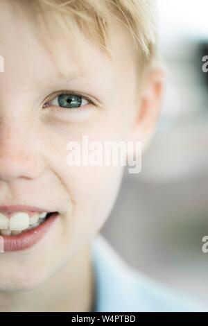 Il ragazzo, 10 anni, bionda, guarda nella telecamera, sorrisi, ritratto, faccia tagliata, occhi blu, Germania Foto Stock