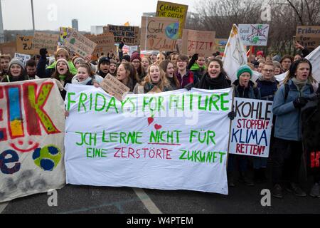 I manifestanti con striscioni venerdì per il futuro, la dimostrazione da parte degli studenti e giovani per la protezione del clima, Berlino, Germania Foto Stock