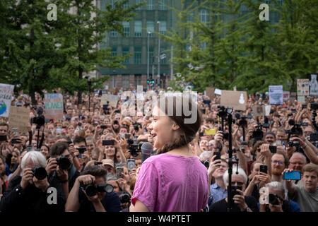 16-anno-vecchio clima svedese Greta attivista Thunberg affronta diverse migliaia di manifestanti a venerdì per il futuro del rally, Berlino, Germania Foto Stock