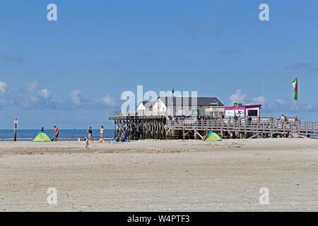 Spiaggia con pila abitazione, Ristorante Strandbar 54 Nord, San Peter-Ording, Schleswig-Holstein, Germania Foto Stock