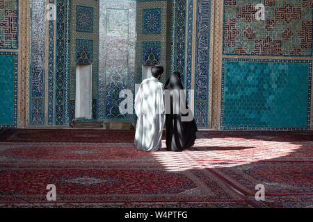 Coppia musulmani nella Moschea Jameh, Yazd, Iran Foto Stock