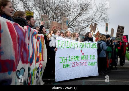 I manifestanti con striscioni venerdì per il futuro, la dimostrazione da parte degli studenti e giovani per la protezione del clima, Berlino, Germania Foto Stock
