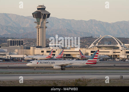 I jet American Airlines vengono mostrati all'aeroporto internazionale di Los Angeles, LAX, nel sud della California. Notare la torre di controllo e l'edificio a tema. Foto Stock